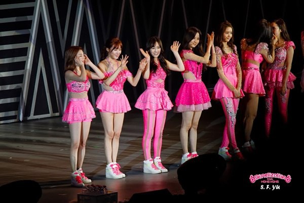 Ngắm SNSD "quậy tưng" s&acirc;n khấu Hồng K&ocirc;ng 16