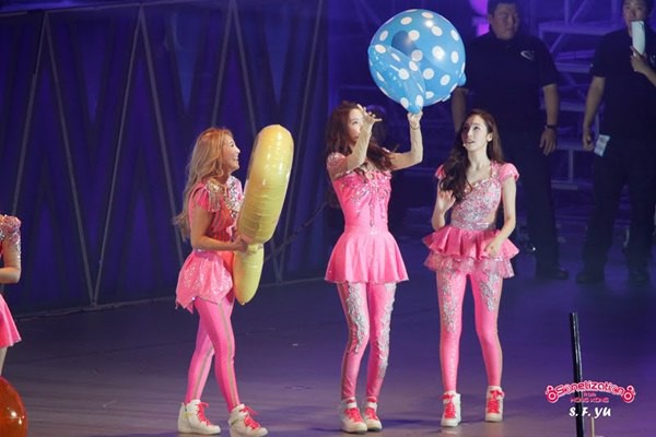 Ngắm SNSD "quậy tưng" s&acirc;n khấu Hồng K&ocirc;ng 18