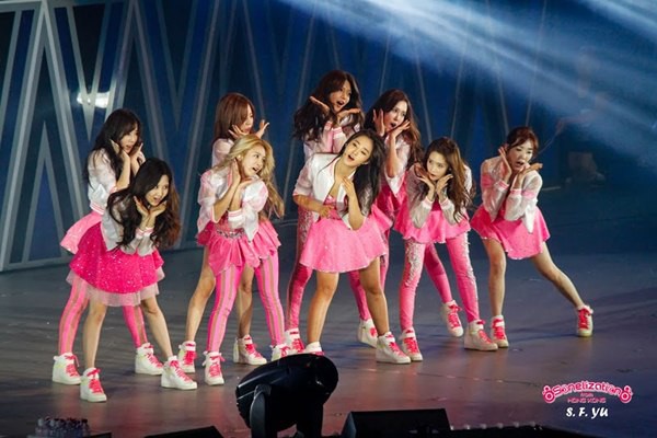 Ngắm SNSD "quậy tưng" s&acirc;n khấu Hồng K&ocirc;ng 19