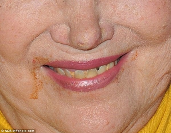 Nữ diễn viên 72 tuổi vô tư xuất hiện với miệng dính đầy thức ăn 2