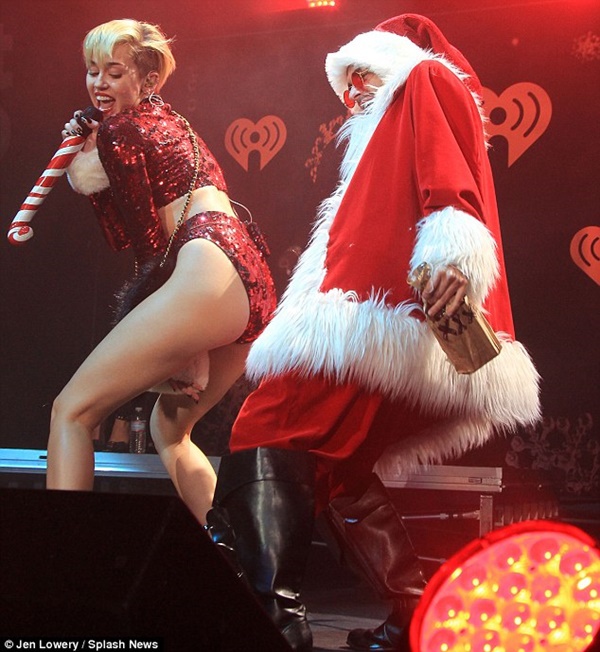 Miley Cyrus nhảy kiểu 18+ với... "ông già Noel" 3