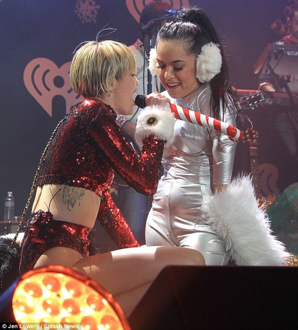 Miley Cyrus nhảy kiểu 18+ với... "ông già Noel" 6