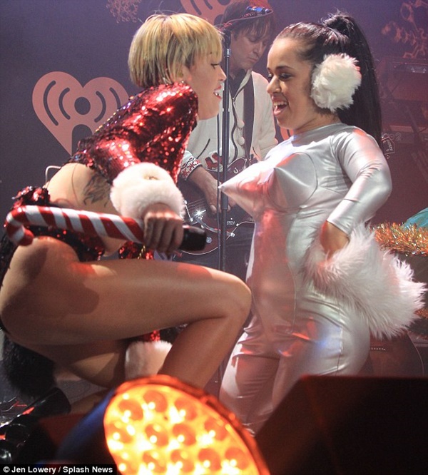 Miley Cyrus nhảy kiểu 18+ với... "ông già Noel" 7