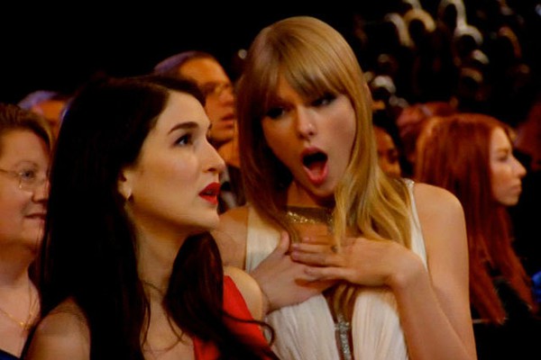 Bật cười trước 25 khoảnh khắc cổ vũ "quên mình" của Taylor Swift 1