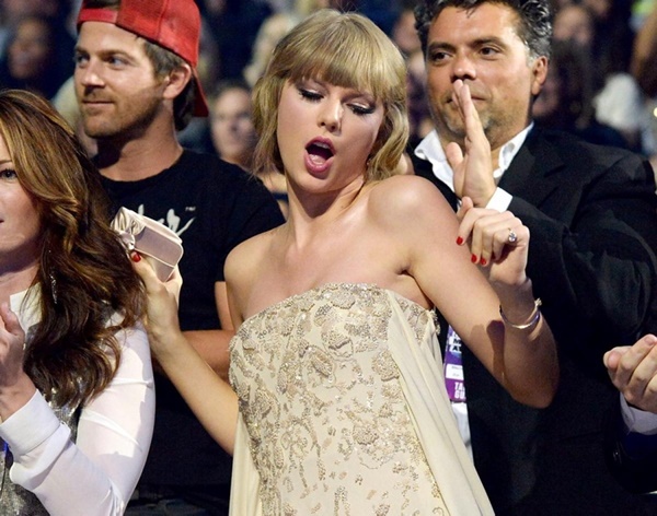 Bật cười trước 25 khoảnh khắc cổ vũ "quên mình" của Taylor Swift