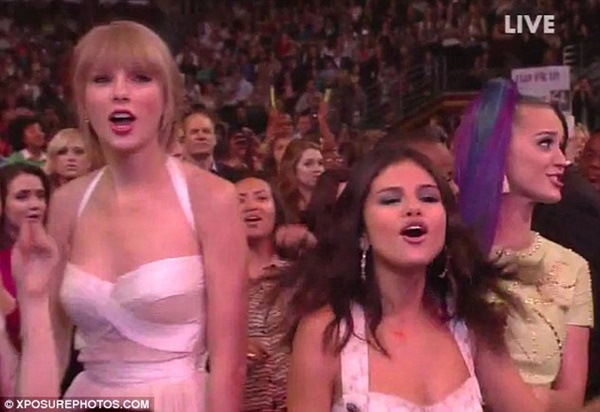 Bật cười trước 25 khoảnh khắc cổ vũ "quên mình" của Taylor Swift 3