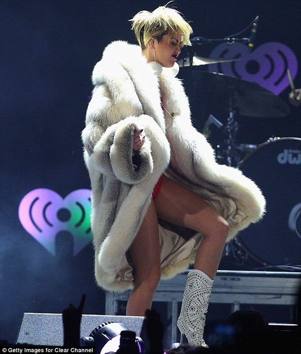 Miley Cyrus lại tiếp tục "ve vãn" ông già Noel 4