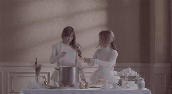 Park Bom, Lee Hi hóa "cặp đôi kì quặc" trong MV mới 3