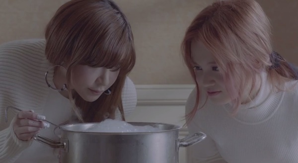 Park Bom, Lee Hi hóa "cặp đôi kì quặc" trong MV mới 4