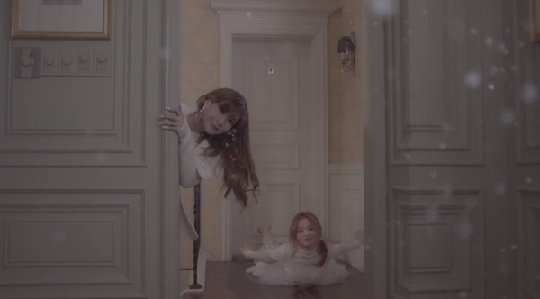 Park Bom, Lee Hi hóa "cặp đôi kì quặc" trong MV mới 5