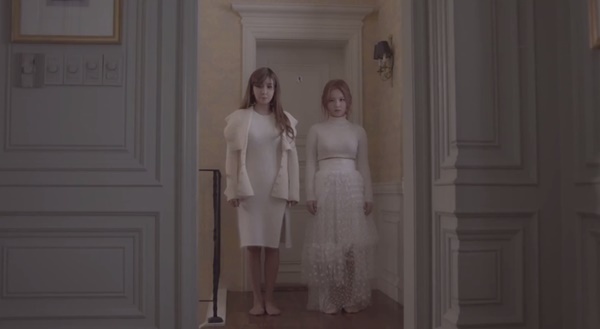 Park Bom, Lee Hi hóa "cặp đôi kì quặc" trong MV mới 6