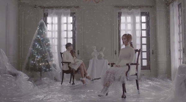 Park Bom, Lee Hi hóa "cặp đôi kì quặc" trong MV mới 7