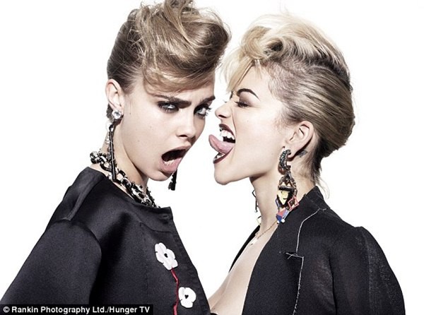 Miley Cyrus "chạm lưỡi" với thiên thần Victoria's Secret 4