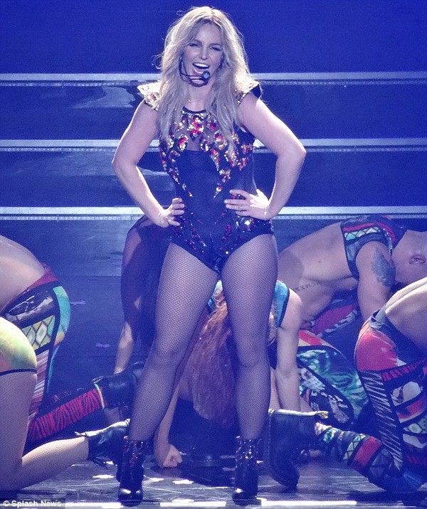 Nghi vấn Britney khoe bụng "6 múi giả" trên sân khấu 7