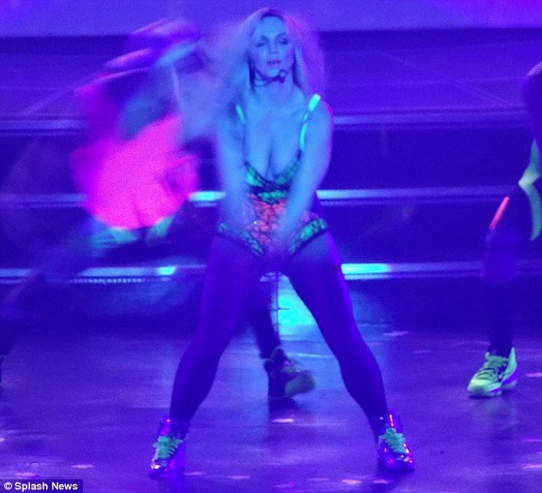 Nghi vấn Britney khoe bụng "6 múi giả" trên sân khấu 14