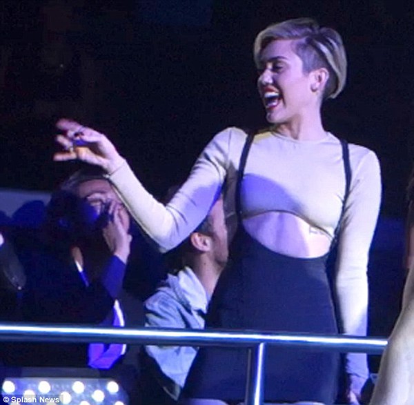 Miley Cyrus nhảy múa quên mình trong show của Britney Spears 7