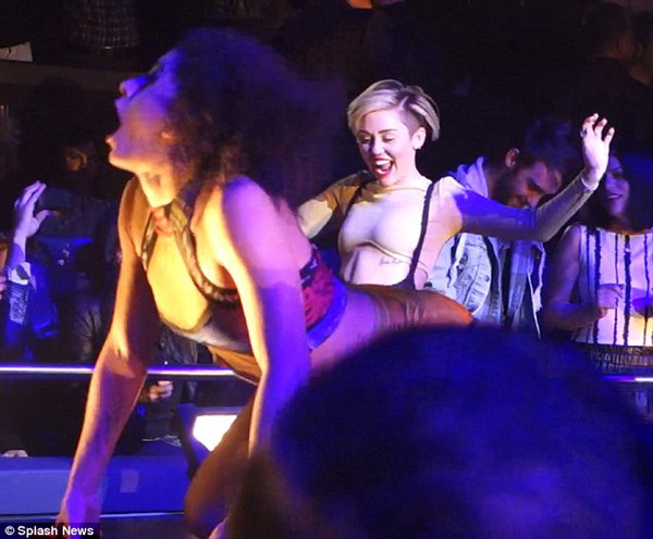 Miley Cyrus nhảy múa quên mình trong show của Britney Spears 2
