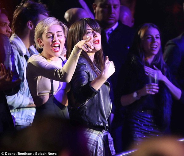 Miley Cyrus nhảy múa quên mình trong show của Britney Spears 3