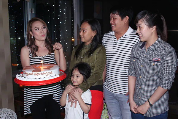 Mỹ Tâm cà phê cuối năm cùng fan tại "tổ họa mi" 5