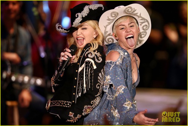 Miley "rách te tua", khiêu khích bên đàn chị Madonna 1