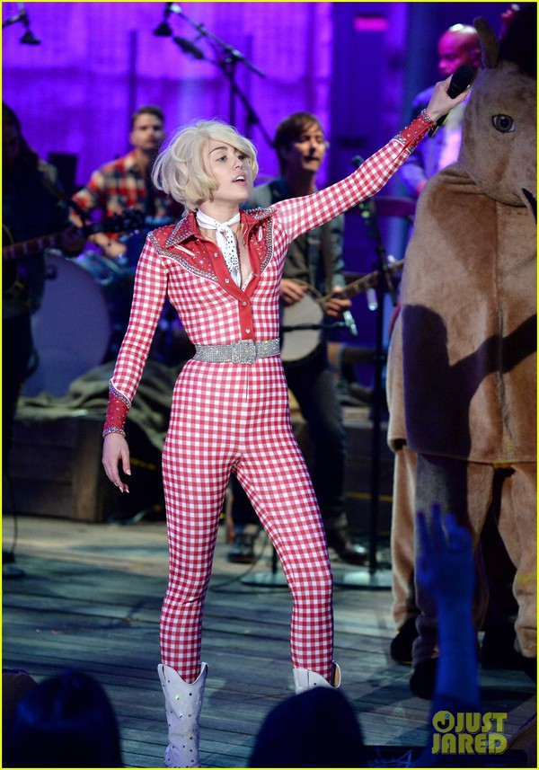 Miley "rách te tua", khiêu khích bên đàn chị Madonna 6