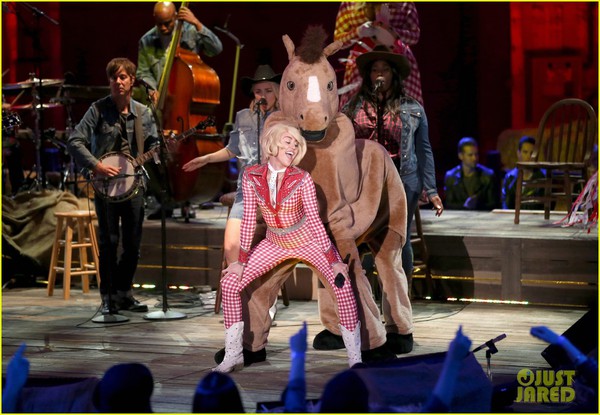 Miley "rách te tua", khiêu khích bên đàn chị Madonna 5