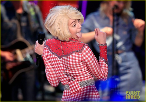 Miley "rách te tua", khiêu khích bên đàn chị Madonna 9