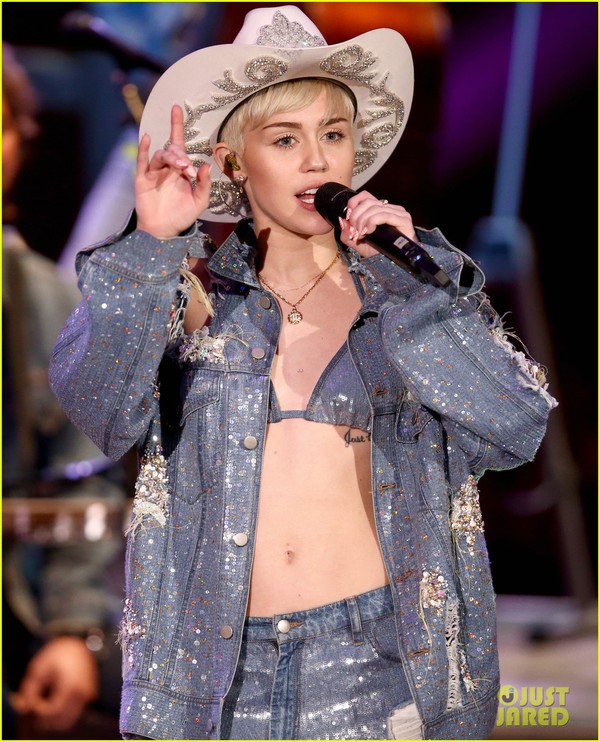 Miley "rách te tua", khiêu khích bên đàn chị Madonna 11