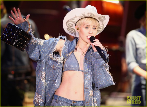 Miley "rách te tua", khiêu khích bên đàn chị Madonna 12