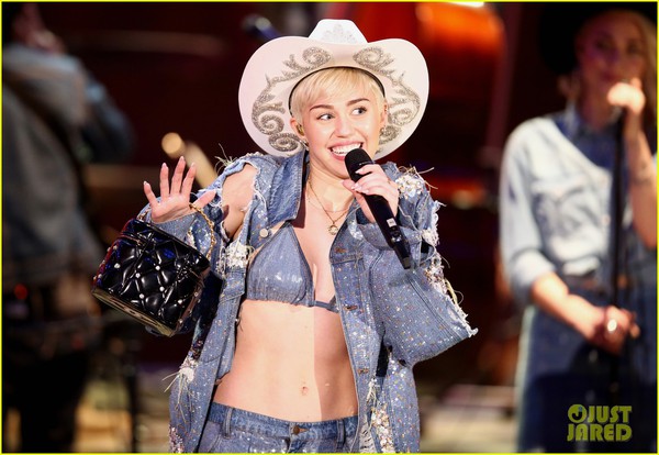 Miley "rách te tua", khiêu khích bên đàn chị Madonna 13