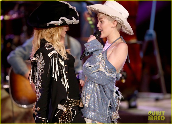 Miley "rách te tua", khiêu khích bên đàn chị Madonna 3