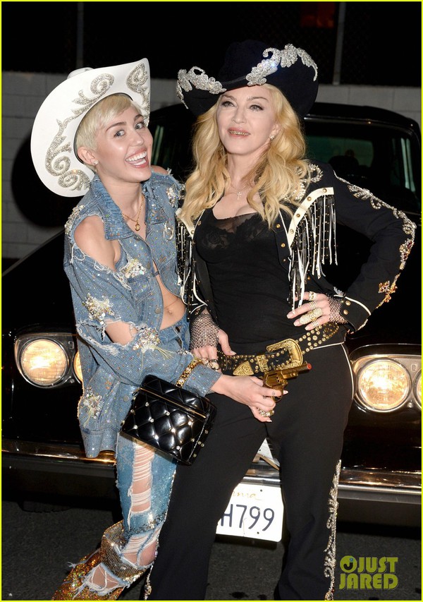 Miley "rách te tua", khiêu khích bên đàn chị Madonna 16