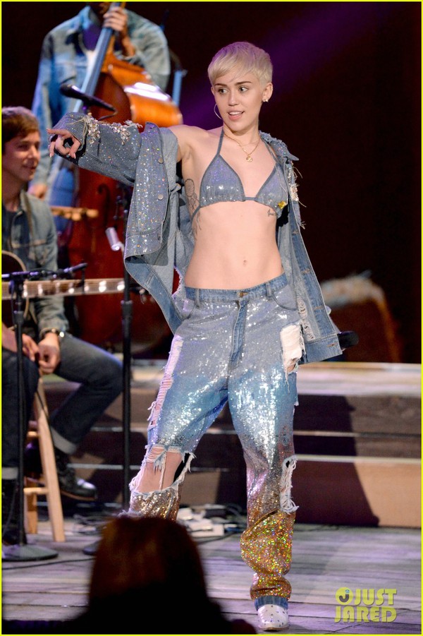 Miley "rách te tua", khiêu khích bên đàn chị Madonna 14