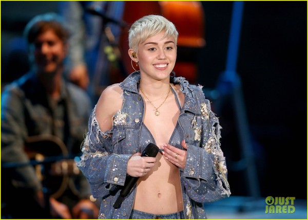Miley "rách te tua", khiêu khích bên đàn chị Madonna 15