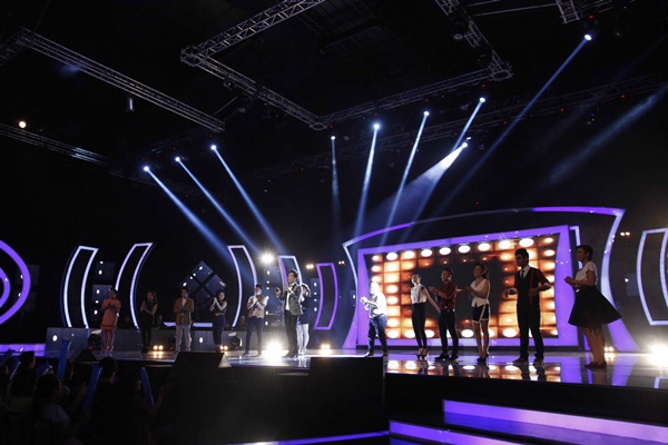 Vietnam Idol: Top 12 tr&igrave;nh diễn "đỉnh" khiến ban gi&aacute;m khảo cho&aacute;ng v&aacute;ng 2