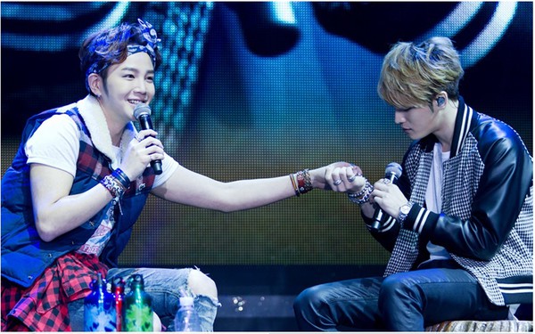 Jang Geun Suk và Jaejoong bồng bế, nắm tay nhau tình cảm trên sân khấu 1