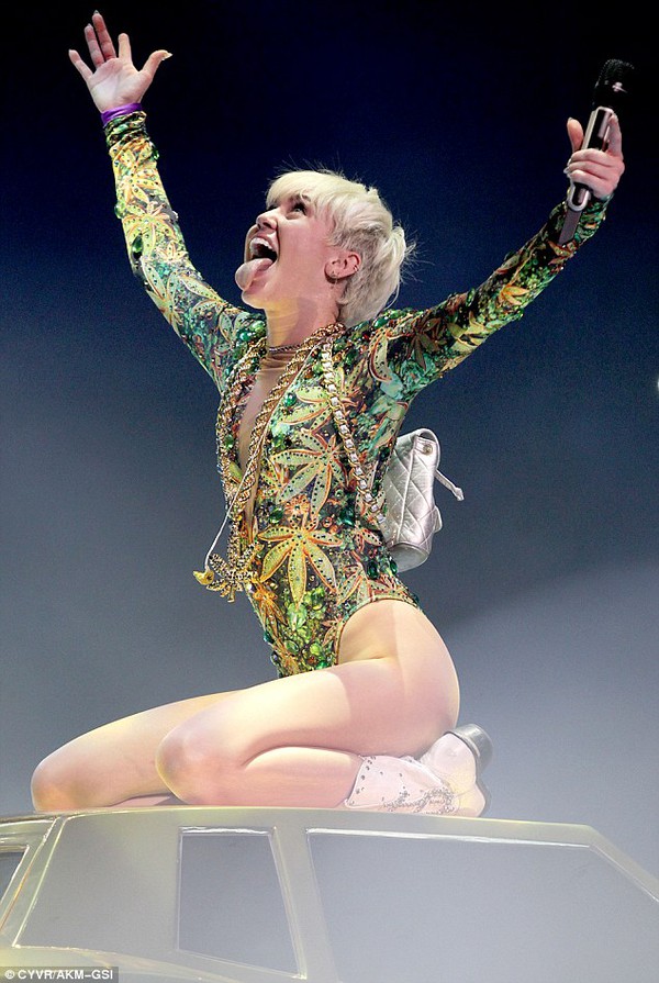 Chùm ảnh: Nóng mắt với concert "đồ bơi" của Miley Cyrus 13