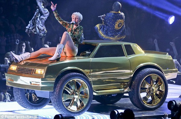 Chùm ảnh: Nóng mắt với concert "đồ bơi" của Miley Cyrus 14 Chùm ảnh: Nóng mắt với concert "đồ bơi" của Miley Cyrus 14