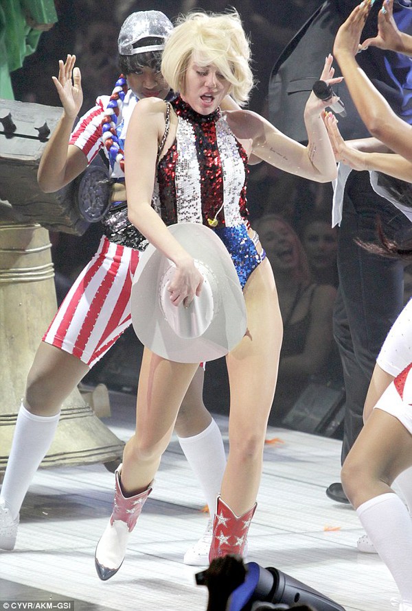 Chùm ảnh: Nóng mắt với concert "đồ bơi" của Miley Cyrus 7 Chùm ảnh: Nóng mắt với concert "đồ bơi" của Miley Cyrus 7