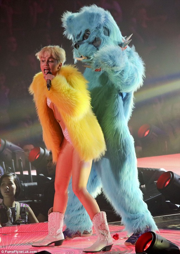 Chùm ảnh: Nóng mắt với concert "đồ bơi" của Miley Cyrus 22 Chùm ảnh: Nóng mắt với concert "đồ bơi" của Miley Cyrus 22