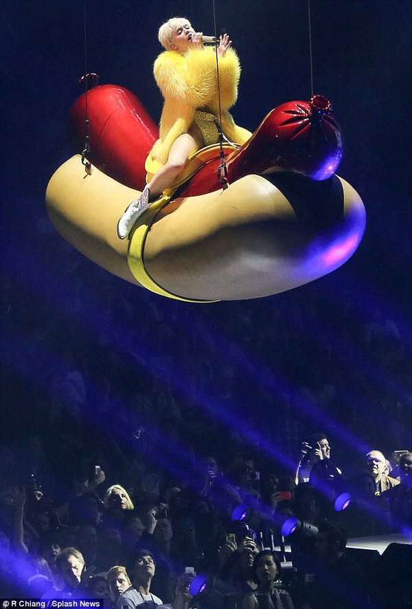 Chùm ảnh: Nóng mắt với concert "đồ bơi" của Miley Cyrus 19 Chùm ảnh: Nóng mắt với concert "đồ bơi" của Miley Cyrus 19