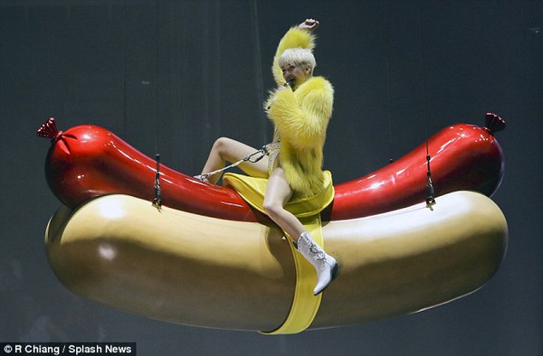 Chùm ảnh: Nóng mắt với concert "đồ bơi" của Miley Cyrus 20 Chùm ảnh: Nóng mắt với concert "đồ bơi" của Miley Cyrus 20