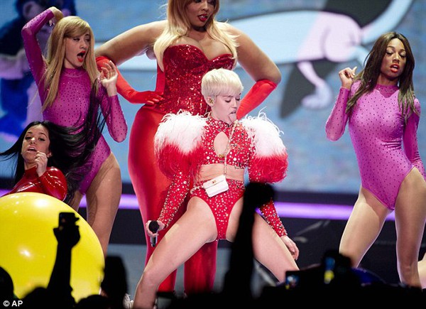 Chùm ảnh: Nóng mắt với concert "đồ bơi" của Miley Cyrus 6