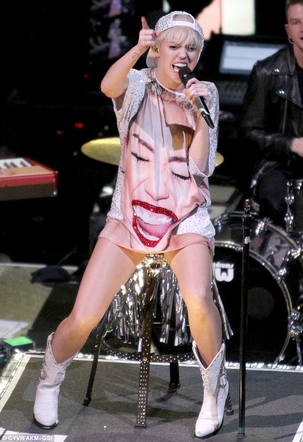 Chùm ảnh: Nóng mắt với concert "đồ bơi" của Miley Cyrus 26