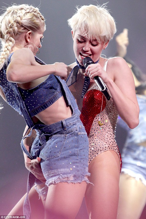 Chùm ảnh: Nóng mắt với concert "đồ bơi" của Miley Cyrus 17