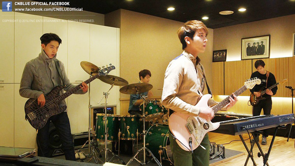 CNBLUE gia nhập "hội mê gái Tây" 8