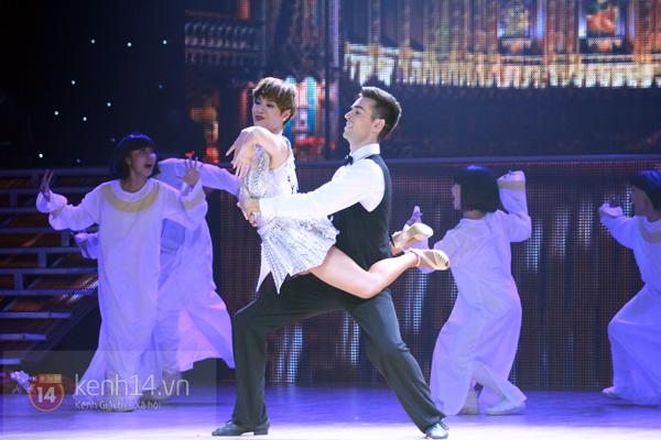 BNHV Liveshow 5: Trương Quỳnh Anh khoái chí xem "ông xã" Tim giả gái 23