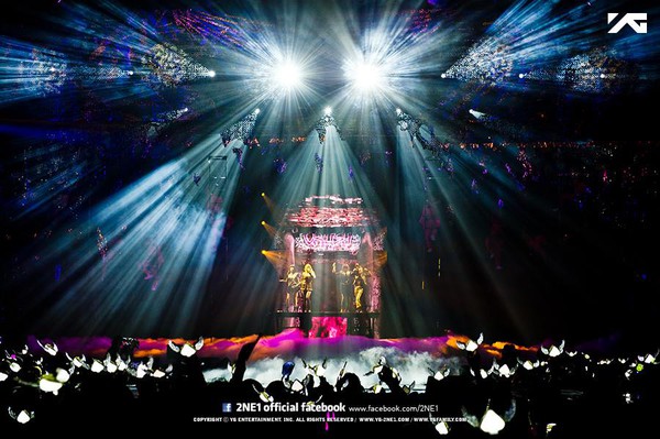 Chùm ảnh: 2NE1 tỏa sáng với concert "AON" 1