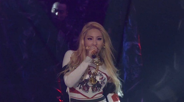 CL (2NE1) đốt cháy sân khấu với cặp vũ công nam nóng bỏng 5