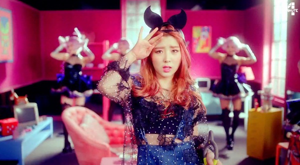 HyunA "twerk" như Miley trong MV mới của 4Minute 6